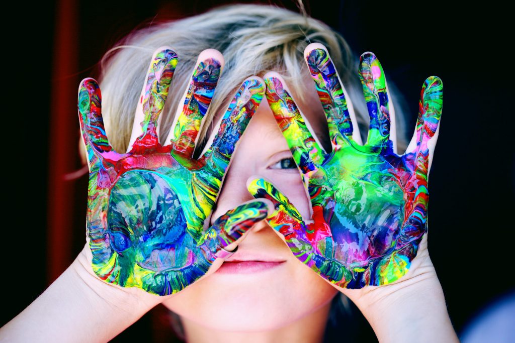 Materiales y manos en una actividad creativa