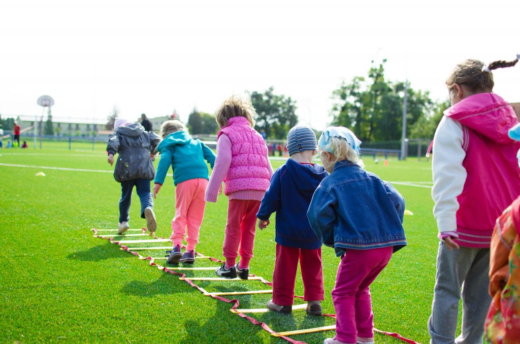 Niños jugando en grupo al aire libre